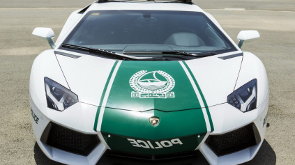 POLICAJTI V DUBAJI SA NEVOZIA LEN NA AVENTADORE. NAJNOVŠIE VYFASOVALI FERRARI FF