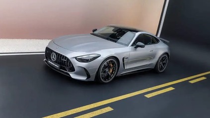 NOVÝ MERCEDES-AMG GT (NE)OFICIÁLNE. DOSTAL ŠTYRI SEDADLÁ A MOTORY V8 S VÝKONOM 585 KONÍ