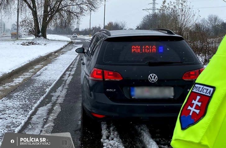 NOVÉ KAMERY POLÍCIE DOHLIADNU NA ROZDÁVANIE POKÚT. NASADIA ICH V DVOCH MESTÁCH SLOVENSKA