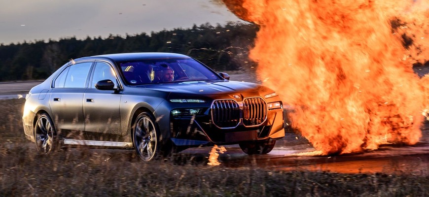 Výbuchy, nočné prepady i havárie. Tak vyzerá výcvik profesionálov v programe BMW Security