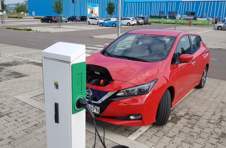 OPLATÍ SA ELEKTROMOBIL, AJ KEĎ JE DRAHŠÍ? 2,5 ROKA S NISSANOM LEAF