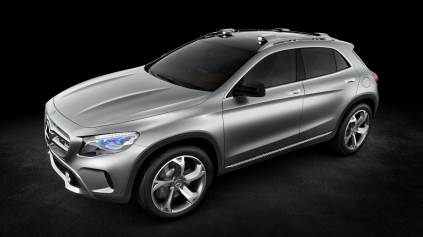 MERCEDES GLA MÁ NA STRECHE 3D KAMERU A VO SVETLÁCH PROJEKTORY