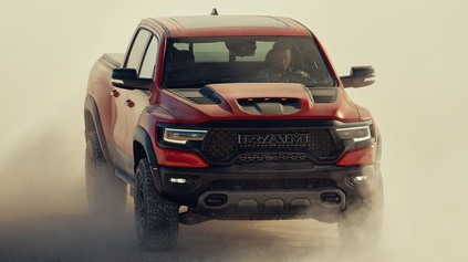 NAJVÝKONNEJŠÍ PICKUP MIERI DO EURÓPY. ŠIALENÝ RAM 1500 TRX 6.2 V8 MÁ AŽ 712 KONÍ