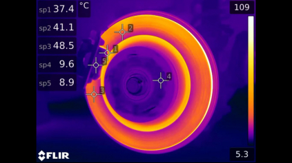 POHĽAD CEZ TERMOKAMERU UKAZUJE AKO SA ZAHRIEVAJÚ BRZDY