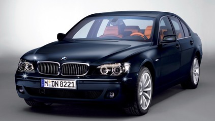 NA BMW 760I JE DNES ČERPADLO DRAHŠIE NEŽ CELÉ AUTO