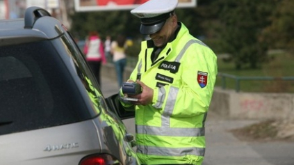 ĽUDIA SÚ NEPOUČITEĽNÍ. SLOVENSKÁ POLÍCIA POČAS AKCIE ROZDALA 1258 POKÚT