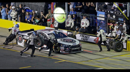 NASCAR AUTÁ LIETALI DO BOXOVEJ ULIČKY RÝCHLOSŤOU 250 KM/H!