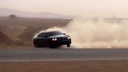 4 ARABI NA PALUBE DRIFTUJÚ DODGE CHARGER NA DIAĽNICI V 220 KM/H!!!