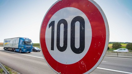 LOŽ ODHALENÁ! MAXIMÁLNU RÝCHLOSŤ NA DIAĽNICI 100 KM/H SKÚŠALI PRETLAČIŤ NEPRAVDOU