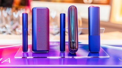 POZNÁTE FARBY LETA? NOVÁ LIMITKA IQOS ILUMA NEON PURPLE ODRÁŽA PORIADNU LETNÚ ENERGIU