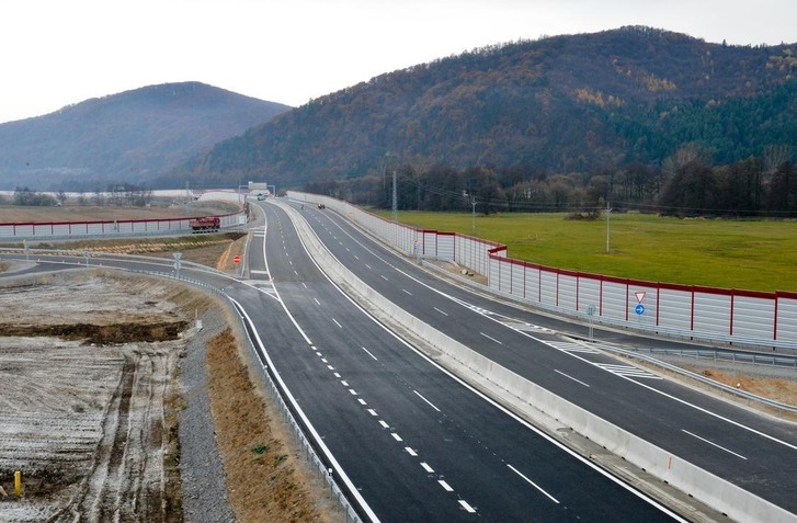 NA R2 JE NAJDLHŠIA DIAĽNIČNÁ ESTAKÁDA. DIAĽNICA PÔJDE DO ROKY ODREZANÉHO MESTA