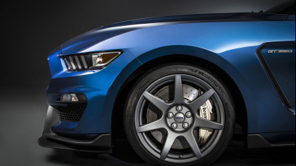 SHELBY MUSTANG GT350R DOSTAL CENU ZA NAJLEPŠIU NOVINKU ROKU 2016!