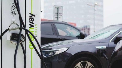 RASTÚ NIELEN CENY BEŽNÝCH PALÍV, ALE UŽ O 10 DNÍ VÝRAZNE ZDRAŽIE NABÍJANIE ELEKTROMOBILOV