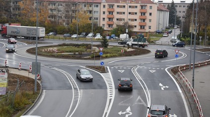 NOVÝ DRUH KRIŽOVATKY VEĽA MOTORISTOV NEPOZNÁ. ROBIA ZÁSADNÚ CHYBU, KTORÁ VYJDE DRAHO