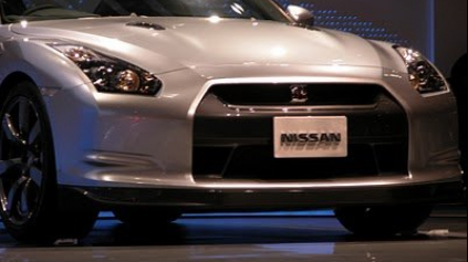 STREETRACE: NISSAN GT-R R35 VS BUGATTI VEYRON