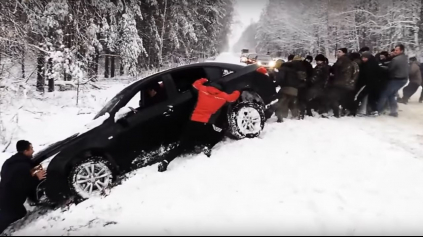 ANI 20 CHLAPOV NIEKEDY NESTAČÍ NA VYTIAHNUTIE AUTA Z RIGOLU