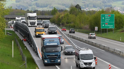 NETYPICKÁ DIAĽNICA ZASKOČILA VODIČOV! POHYBLIVÁ RÝCHLOCESTA OBMEDZUJE RÝCHLOSŤ NA 60 KM/H