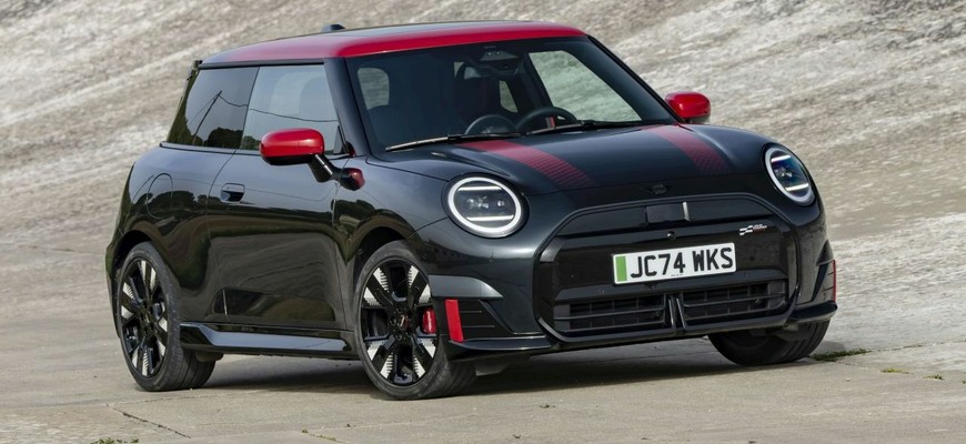 Nové Mini John Cooper Works oficiálne. Dostalo benzín, ale tiež ešte výkonnejší elektrický pohon