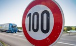 Nový rýchlostný limit 100 km/h len pre vybraných vodičov!? Valí sa naň tvrdá kritika