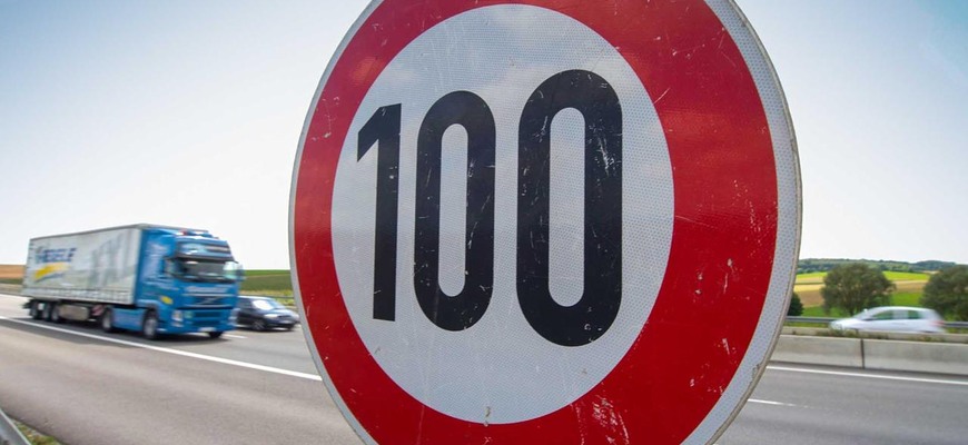 Nový rýchlostný limit 100 km/h len pre vybraných vodičov!? Valí sa naň tvrdá kritika