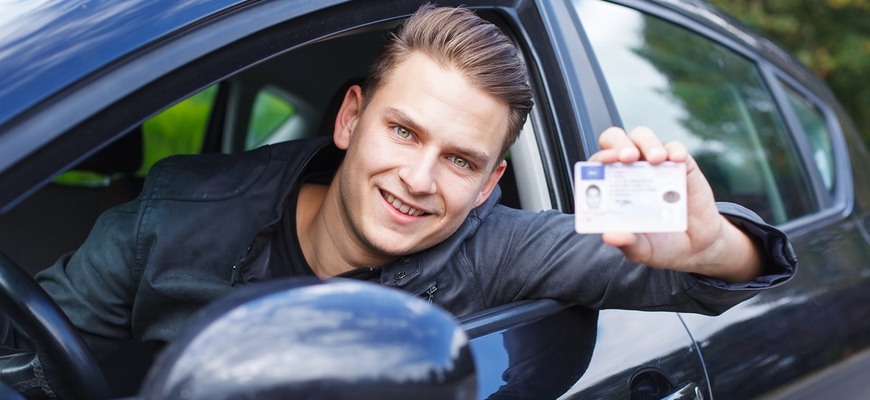 Nový vodičák typu U je podmienkou pre vybrané autá, inak hrozí pokuta. Pravidlá zaviedol prvý štát