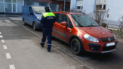 ZÁKAZ PARKOVANIA NA CHODNÍKU: PRVÉ SLOVENSKÉ MESTO SA STAVIA PROTI, ČO UROBÍ S POKUTAMI?