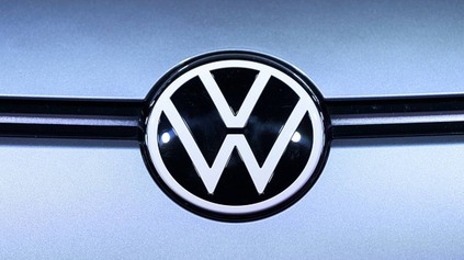 NOVÁ HROZBA PRE VOLKSWAGEN: BUDÚ JEHO AUTÁ ZASTARANÉ? NA VINE BUDE JEDNO ROZHODNUTIE