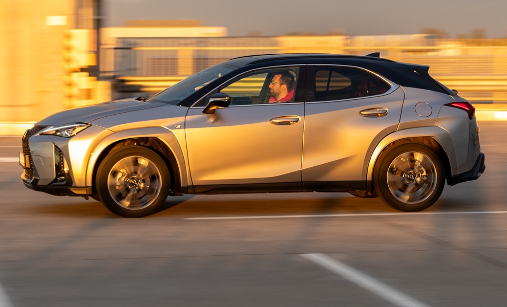 TEST LEXUS UX 300H: PONÚKNE HROMADU LUXUSU BEZ OHĽADU NA SEGMENT