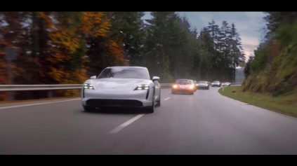 PORSCHE TAYCAN SA V USA PREDSTAVÍ REKLAMOU S NAHÁŇAČKOU. JE VÝBORNÁ