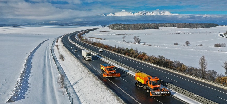 Častá chyba vodičov, keď predbiehajú autá zimnej údržby. Hrozbe šmyku sa dá zabrániť