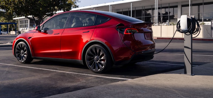 Prvé miesto v rebríčku európskych predajov nových áut opäť drží starý známy. Tesla Model Y padá