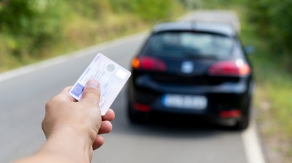 SKÚŠKY NA VODIČÁK ROBIA ŽIACI V JEDNORAZOVÝCH PLÁŠŤOCH, DÔVOD POBURUJE SLUŠNÝCH VODIČOV