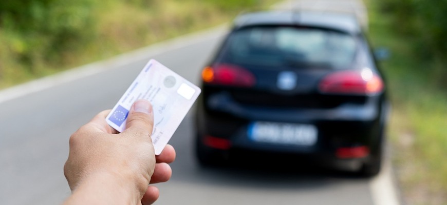 Skúšky na vodičák robia žiaci v jednorazových plášťoch, dôvod poburuje slušných vodičov