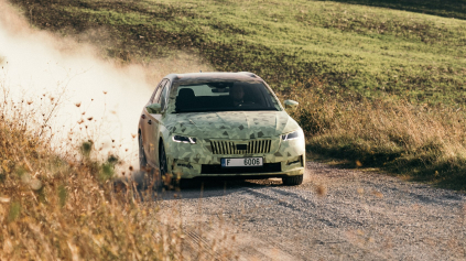 ŠKODA OCTAVIA IV JE AERODYNAMICKÝ REKORDMAN. NEUVERÍTE, ČO VOZÍ VO DVERÁCH