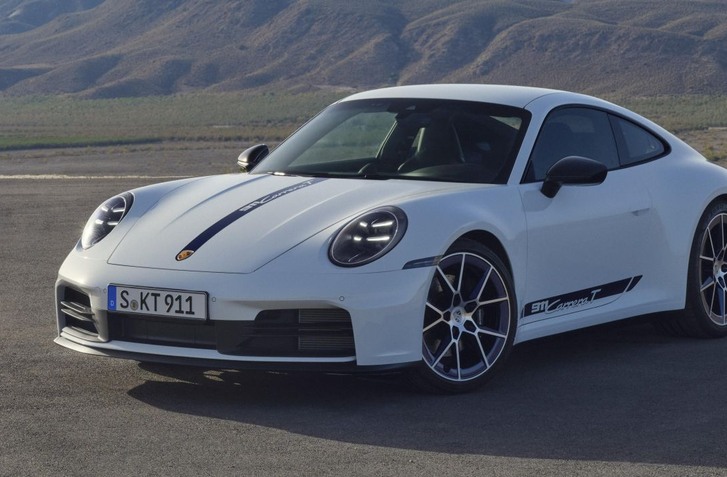 MODERNIZOVANÉ PORSCHE 911 CARRERA T JE SPÄŤ. ODĽAHČENÉ A VÝLUČNE S MANUÁLNOU PREVODOVKOU!