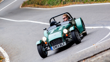 ZÁKLADNÝ CATERHAM SEVEN 165 HLÁSI NÁVRAT KU KOREŇOM