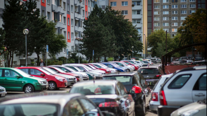 V BRATISLAVE ZAČÍNA NOVÁ PARKOVACIA POLITIKA. CÉPÉČKÁROV NEPOTEŠÍ.