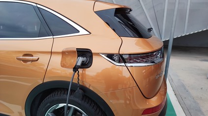 VÝRAZNE OBMEDZIA ELEKTROMOBILY! ZAKÁŽU VÁM VJAZD, AK NABIJETE BATÉRIU NAD 40 % PRED NALODENÍM