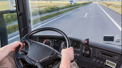 ZDRAVÝ ROZUM ZVÍŤAZIL. MLADÍCI NESMÚ ZA VOLANT KAMIÓNOV ANI AUTOBUSOV