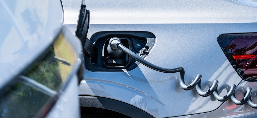 Pretlačili povinnú zmenu na čerpačkách: Nabíjačka pre elektromobil na každej benzínke