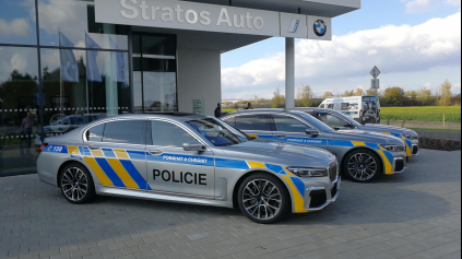 ČESKÍ POLICAJTI BUDÚ JAZDIŤ AKO PÁNI. NA HYBRIDNÝCH BMW 745LE XDRIVE