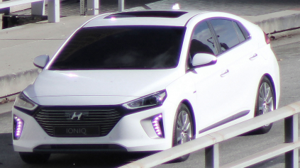 HYUNDAI IONIQ NAFOTILI BEZ MASKOVANIA PRI NAKRÚCANÍ REKLAMY